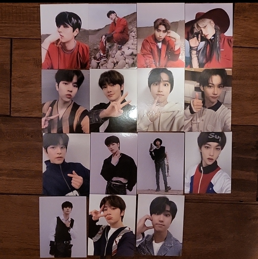 4 members of straykids photocards